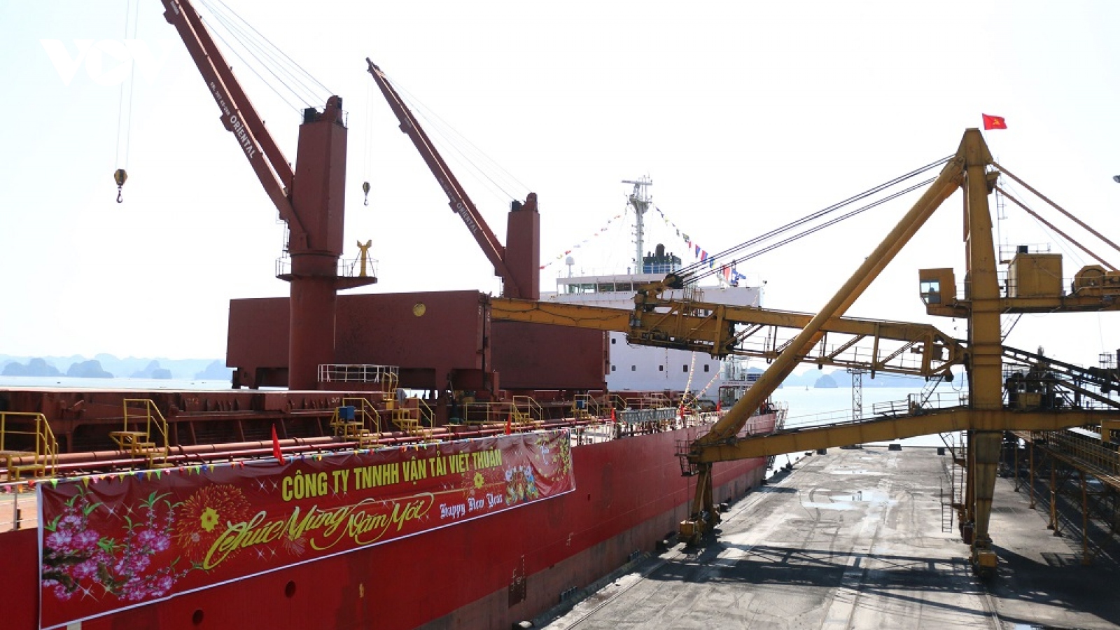 Quảng Ninh: Bốc rót trên 25.000 tấn than "xông" cảng mùng 1 Tết